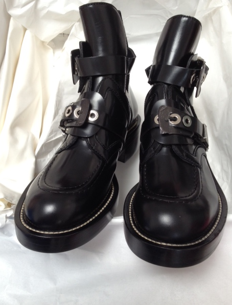 Balenciaga cut out boots online cena